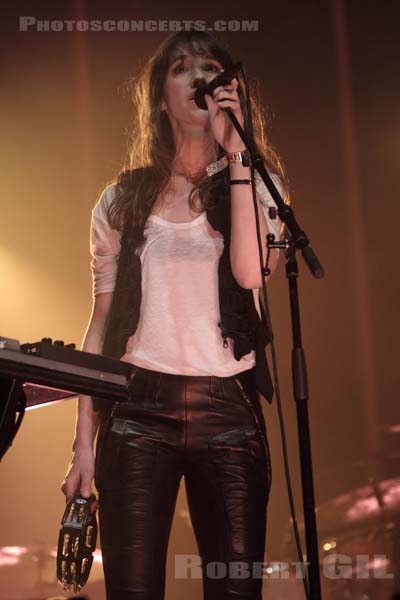 CHARLOTTE GAINSBOURG - 2010-07-02 - BELFORT - Presqu'ile du Malsaucy - 